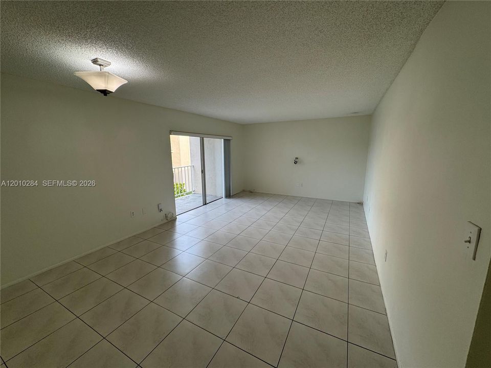 For Sale: $272,000 (1 beds, 1 baths, 809 Square Feet)