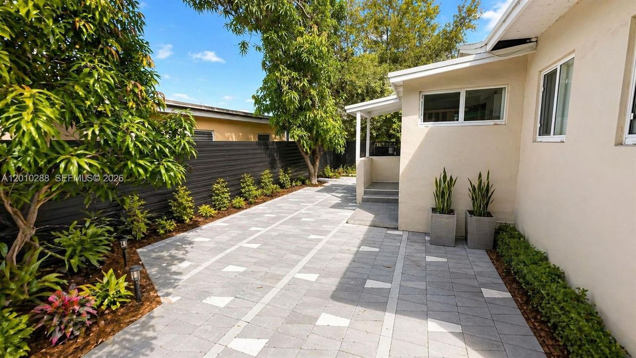 For Sale: $599,000 (3 beds, 1 baths, 998 Square Feet)