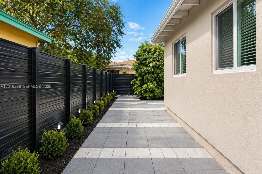 For Sale: $599,000 (3 beds, 1 baths, 998 Square Feet)