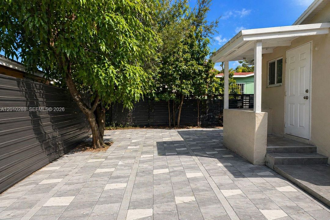 For Sale: $599,000 (3 beds, 1 baths, 998 Square Feet)