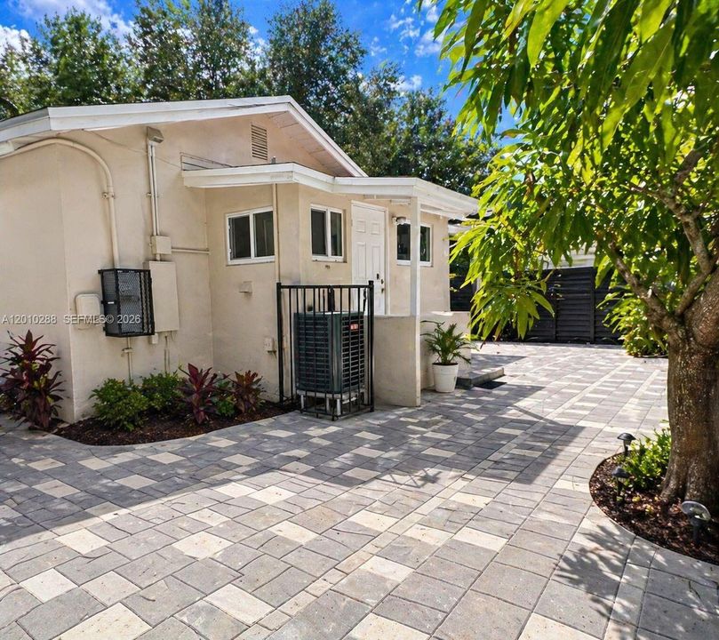For Sale: $599,000 (3 beds, 1 baths, 998 Square Feet)