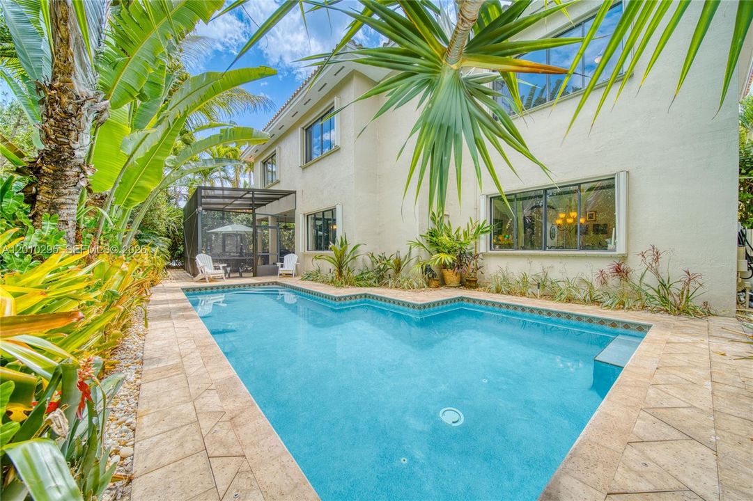En Venta: $1,197,000 (5 camas, 4 baños, 3982 Pies cuadrados)