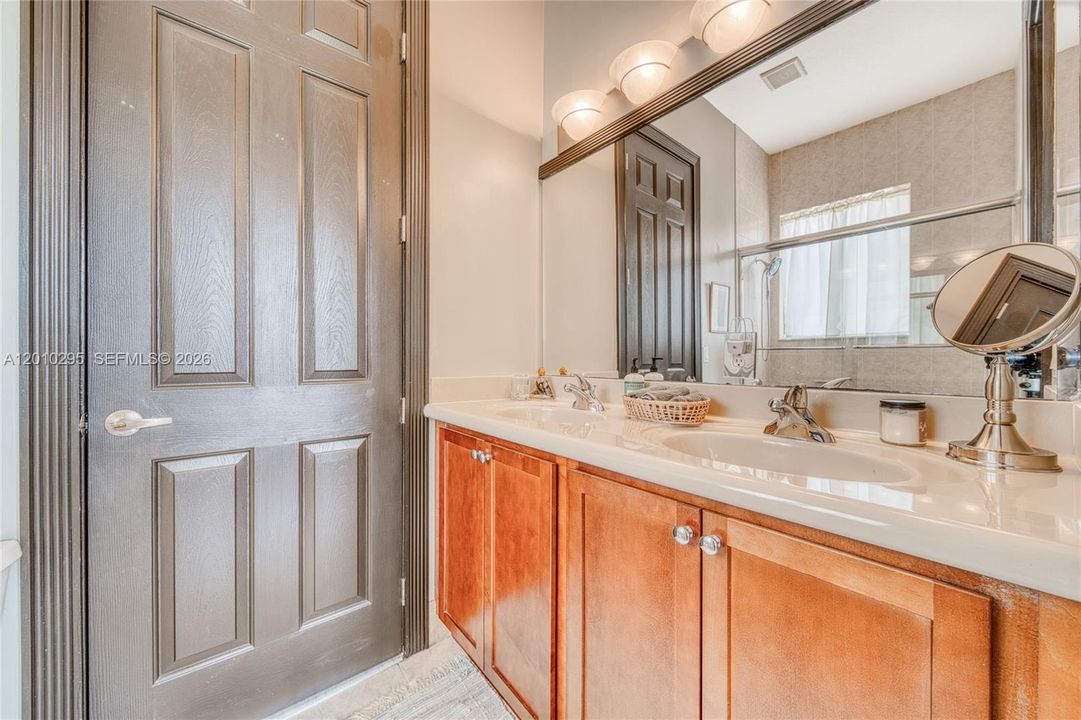 En Venta: $1,197,000 (5 camas, 4 baños, 3982 Pies cuadrados)