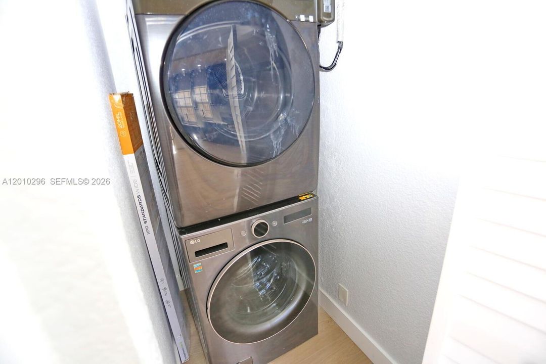 Activo con contrato: $4,000 (4 camas, 3 baños, 1370 Pies cuadrados)