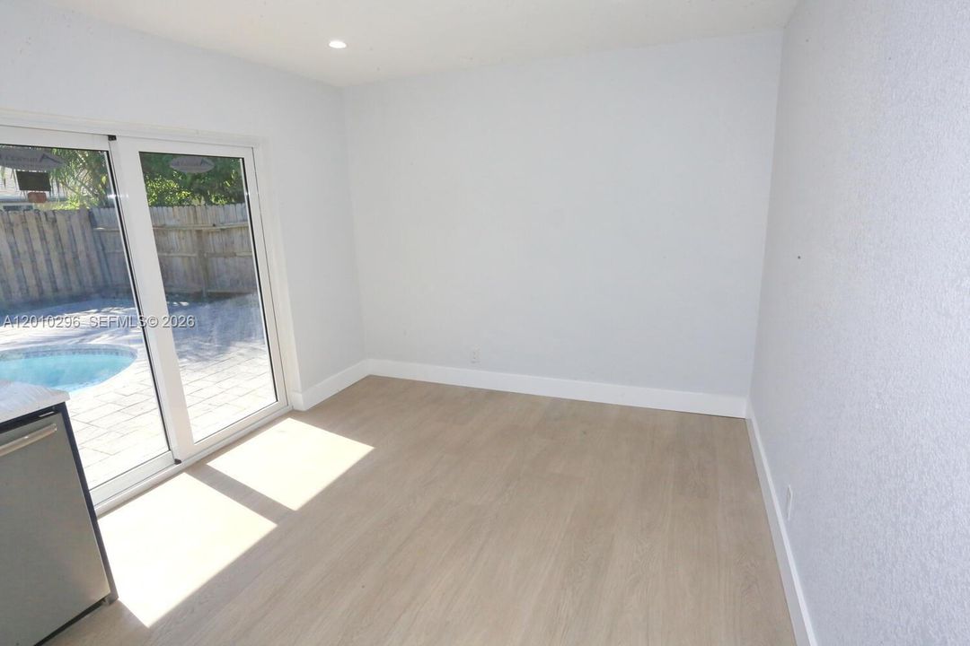 Activo con contrato: $4,000 (4 camas, 3 baños, 1370 Pies cuadrados)