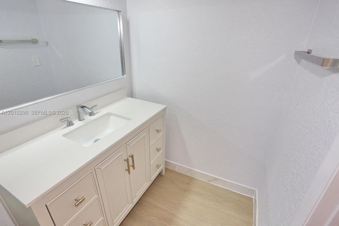 Activo con contrato: $4,000 (4 camas, 3 baños, 1370 Pies cuadrados)