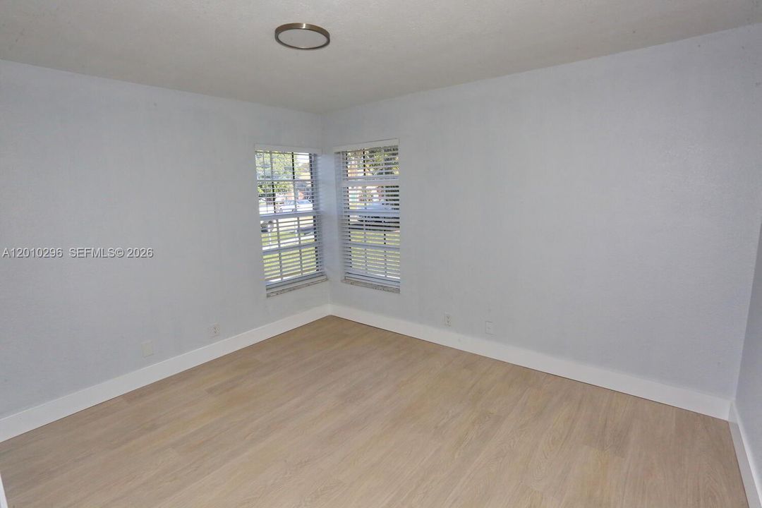 Activo con contrato: $4,000 (4 camas, 3 baños, 1370 Pies cuadrados)