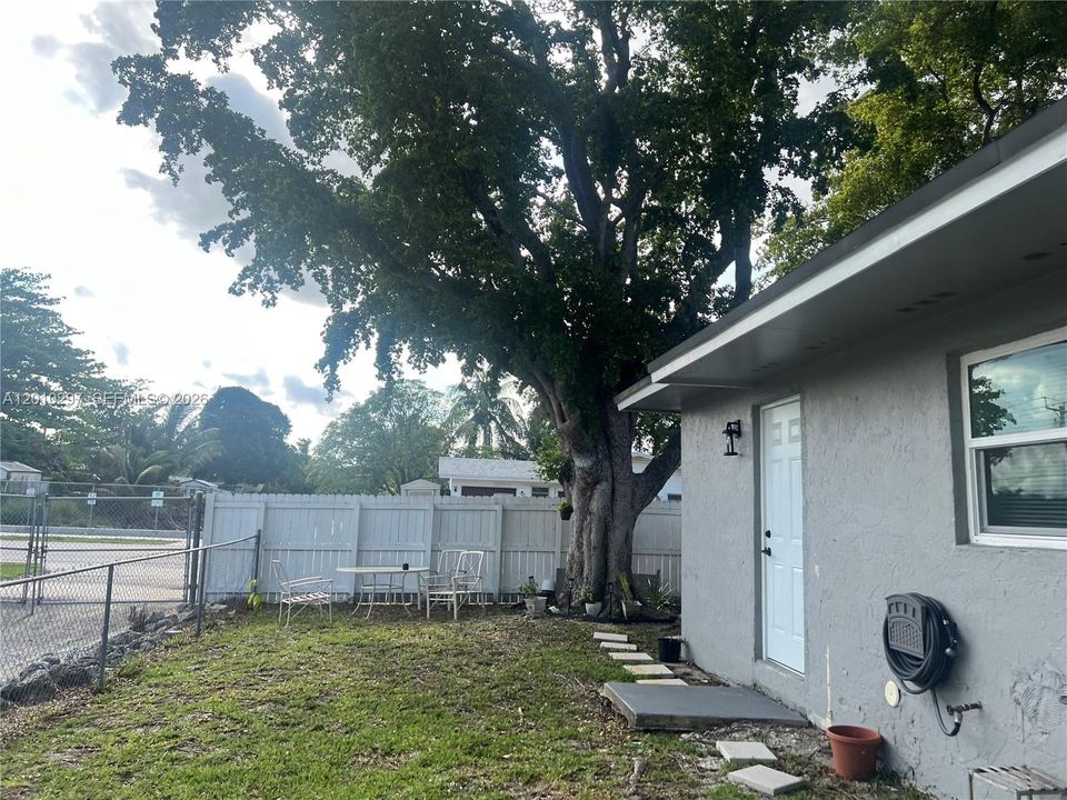 For Sale: $438,900 (3 beds, 2 baths, 1275 Square Feet)