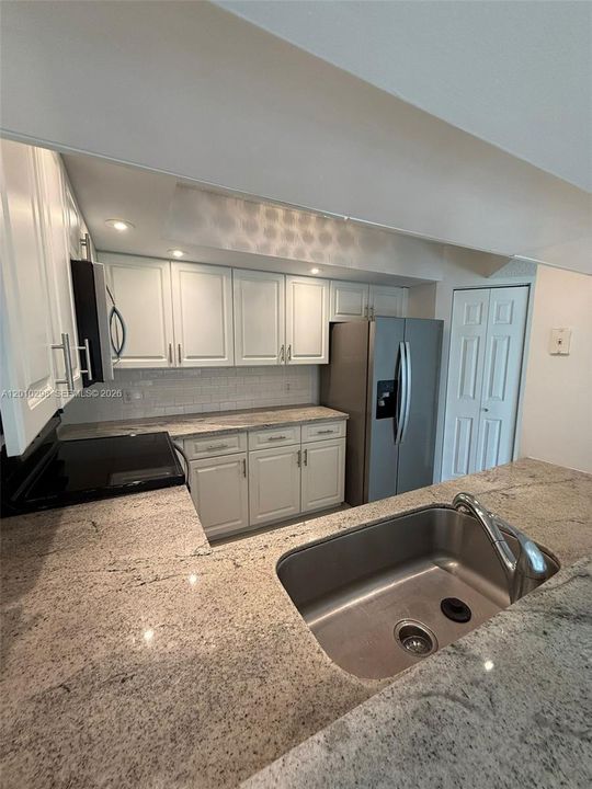 For Sale: $199,000 (1 beds, 1 baths, 1045 Square Feet)