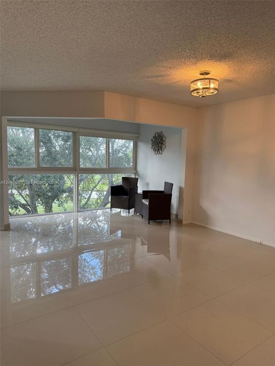 For Sale: $199,000 (1 beds, 1 baths, 1045 Square Feet)