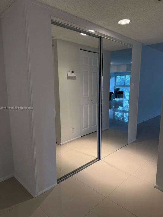 For Sale: $199,000 (1 beds, 1 baths, 1045 Square Feet)