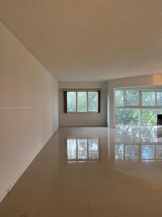For Sale: $199,000 (1 beds, 1 baths, 1045 Square Feet)