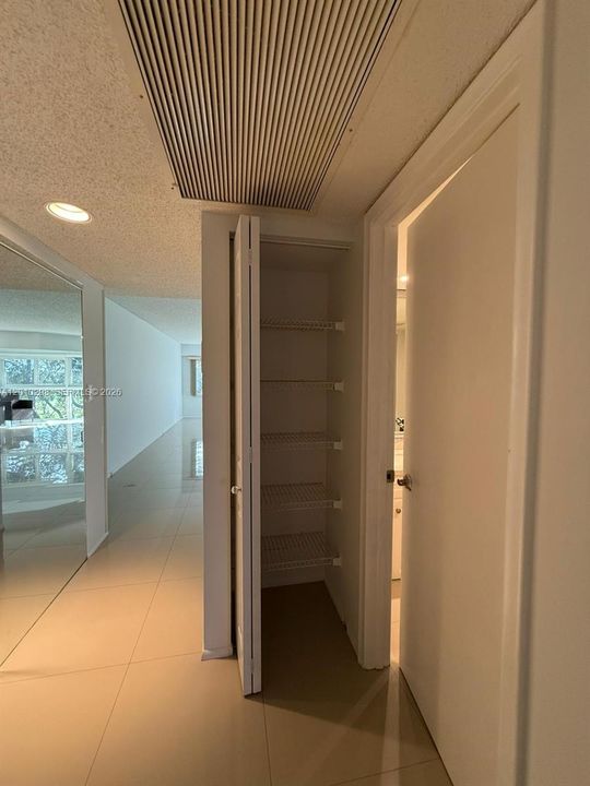 For Sale: $199,000 (1 beds, 1 baths, 1045 Square Feet)