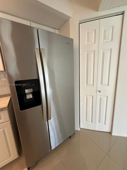 For Sale: $199,000 (1 beds, 1 baths, 1045 Square Feet)