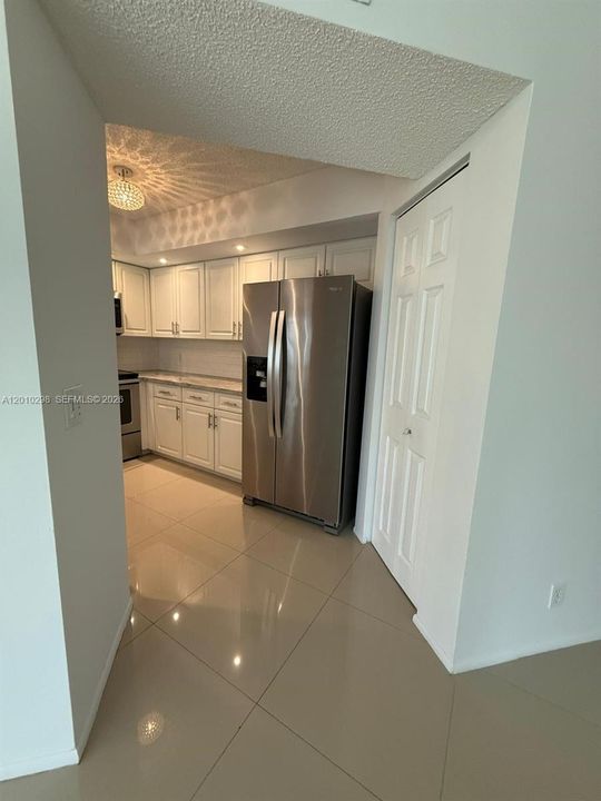 For Sale: $199,000 (1 beds, 1 baths, 1045 Square Feet)