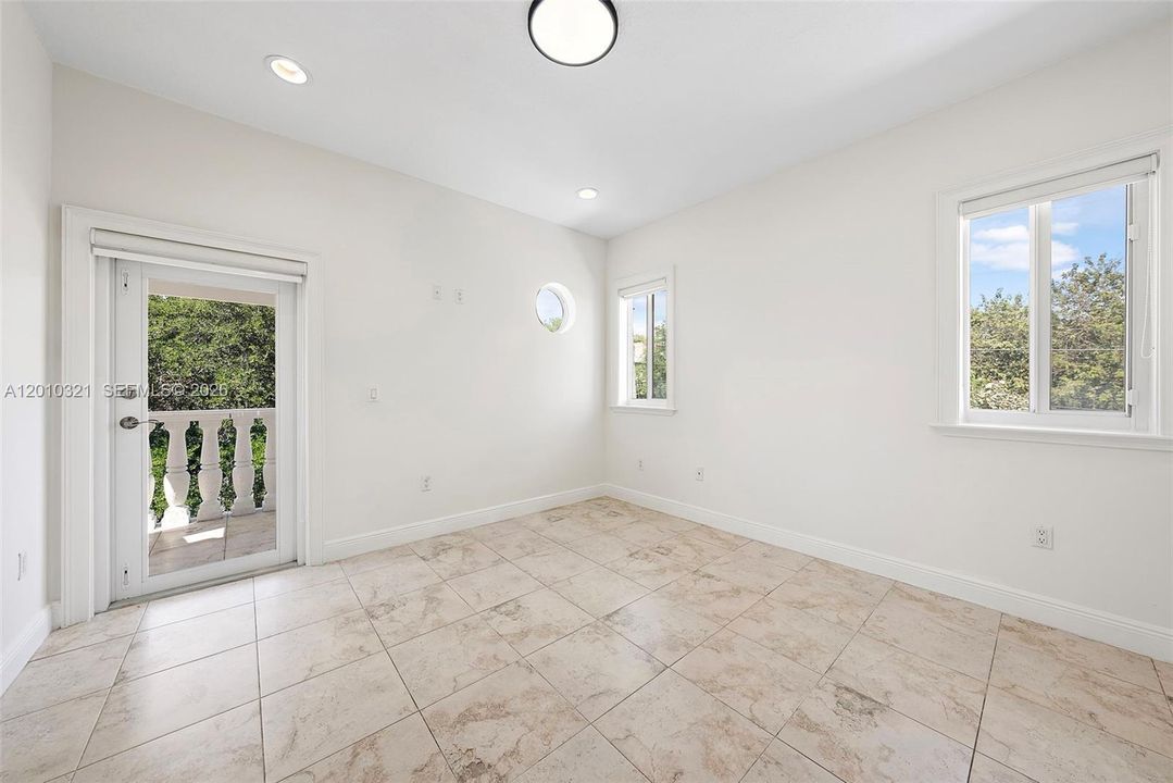 Activo con contrato: $2,395,000 (3 camas, 3 baños, 2431 Pies cuadrados)