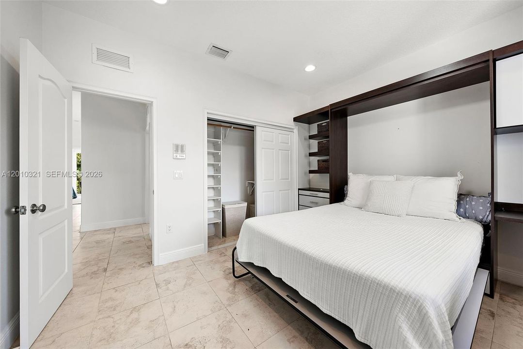 Activo con contrato: $2,395,000 (3 camas, 3 baños, 2431 Pies cuadrados)