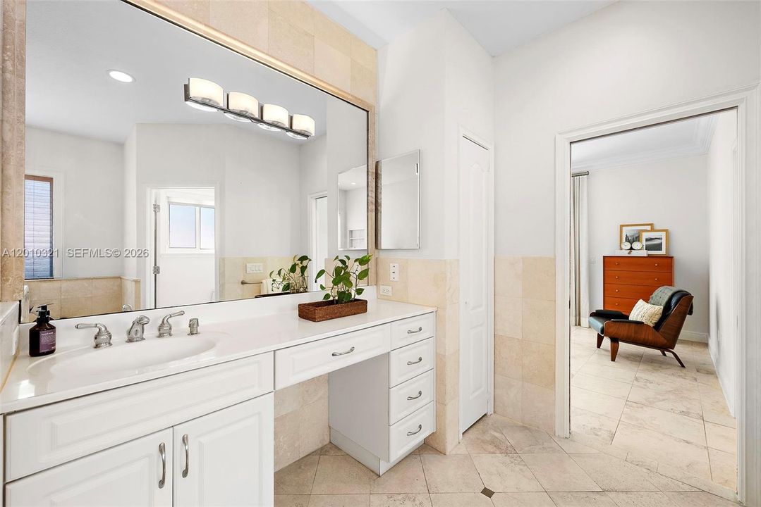 Activo con contrato: $2,395,000 (3 camas, 3 baños, 2431 Pies cuadrados)