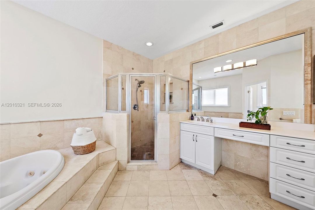 Activo con contrato: $2,395,000 (3 camas, 3 baños, 2431 Pies cuadrados)