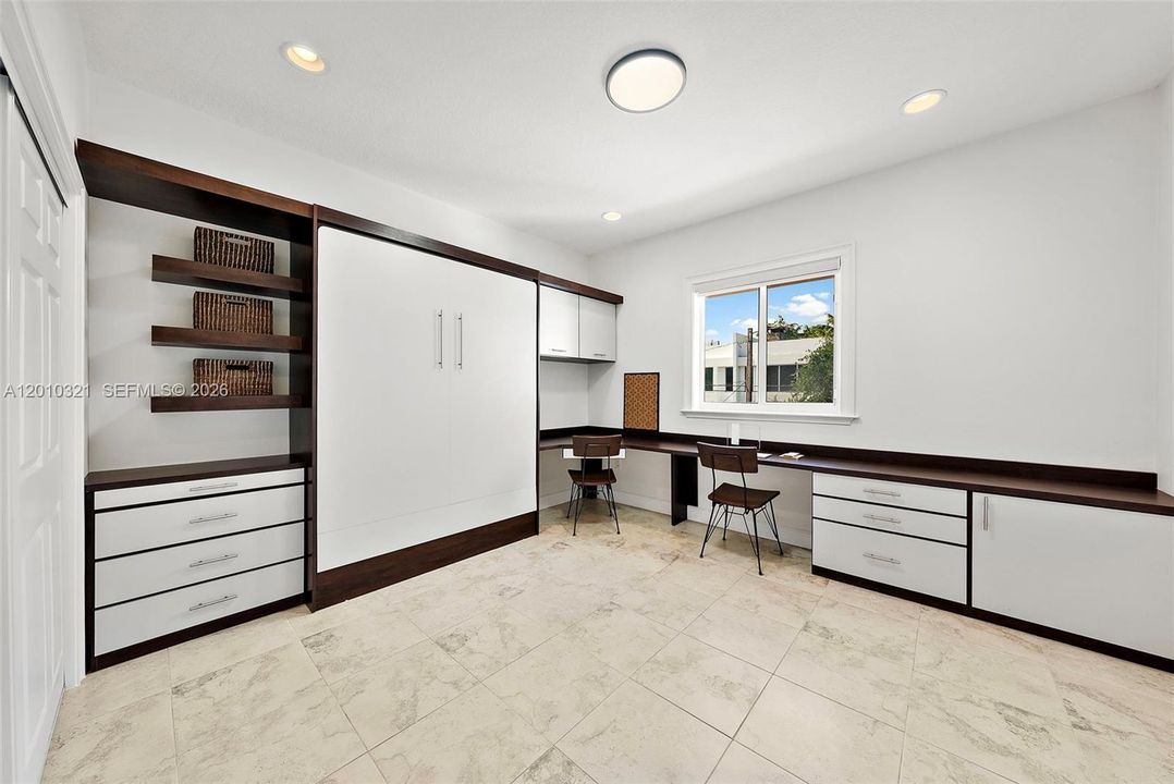 Activo con contrato: $2,395,000 (3 camas, 3 baños, 2431 Pies cuadrados)