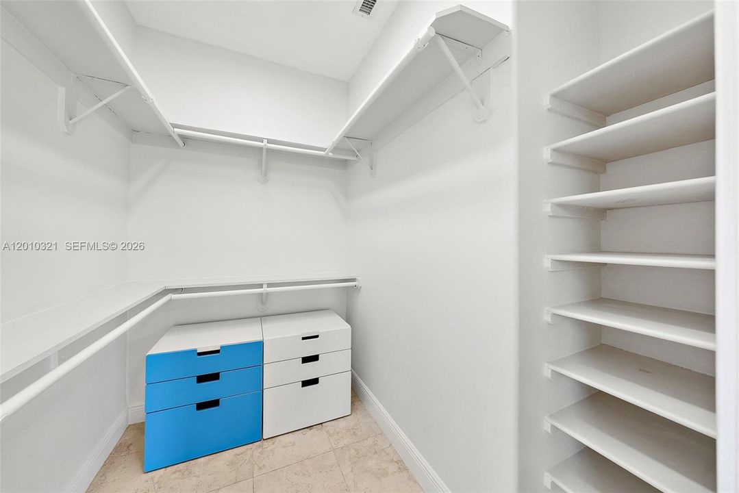 Activo con contrato: $2,395,000 (3 camas, 3 baños, 2431 Pies cuadrados)
