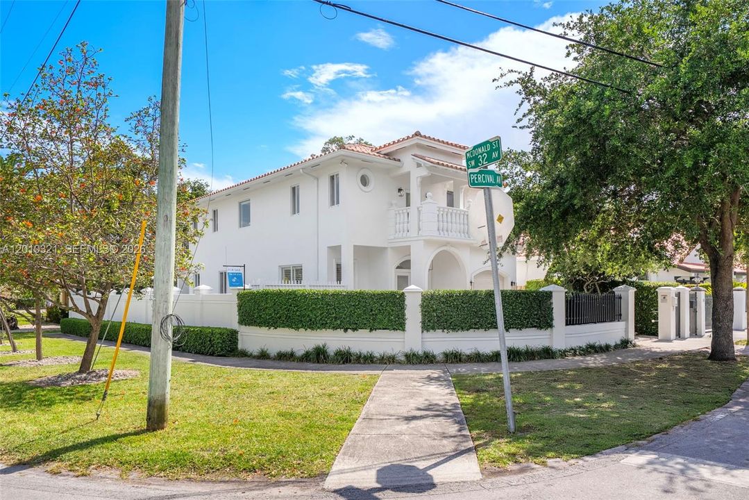 Activo con contrato: $2,395,000 (3 camas, 3 baños, 2431 Pies cuadrados)