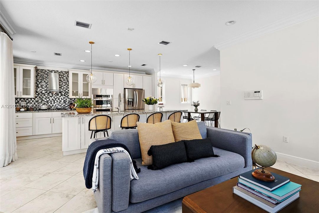 Activo con contrato: $2,395,000 (3 camas, 3 baños, 2431 Pies cuadrados)