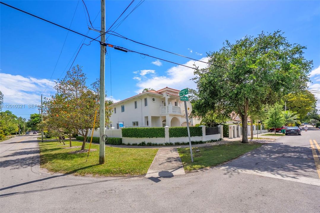 Activo con contrato: $2,395,000 (3 camas, 3 baños, 2431 Pies cuadrados)
