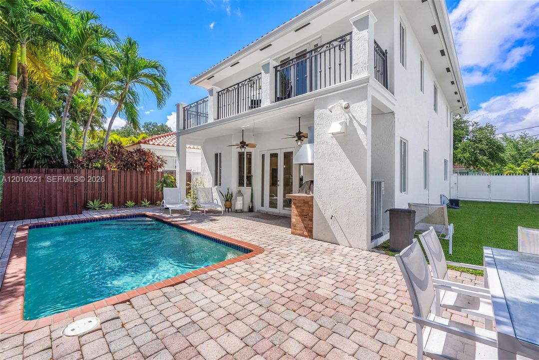 Activo con contrato: $2,395,000 (3 camas, 3 baños, 2431 Pies cuadrados)