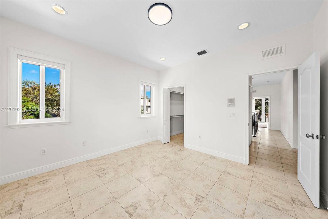 Activo con contrato: $2,395,000 (3 camas, 3 baños, 2431 Pies cuadrados)
