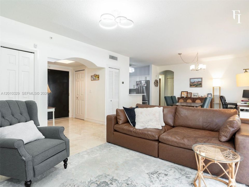For Sale: $625,000 (2 beds, 2 baths, 1195 Square Feet)
