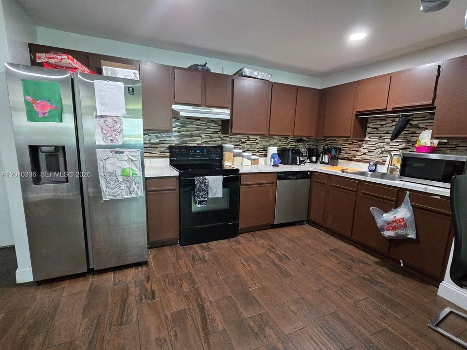 For Sale: $195,000 (2 beds, 1 baths, 1075 Square Feet)