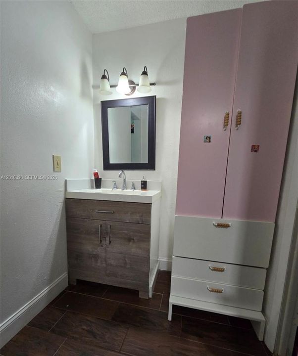 For Sale: $195,000 (2 beds, 1 baths, 1075 Square Feet)