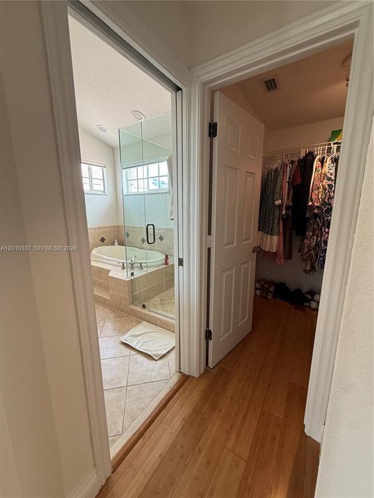 Activo con contrato: $4,550 (3 camas, 2 baños, 1894 Pies cuadrados)
