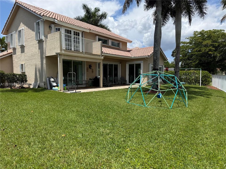 Activo con contrato: $4,550 (3 camas, 2 baños, 1894 Pies cuadrados)