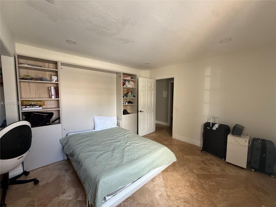 Activo con contrato: $4,550 (3 camas, 2 baños, 1894 Pies cuadrados)