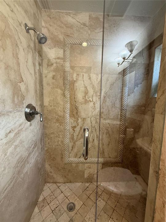 Activo con contrato: $4,550 (3 camas, 2 baños, 1894 Pies cuadrados)