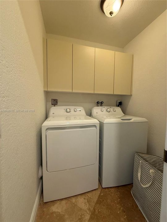 Activo con contrato: $4,550 (3 camas, 2 baños, 1894 Pies cuadrados)