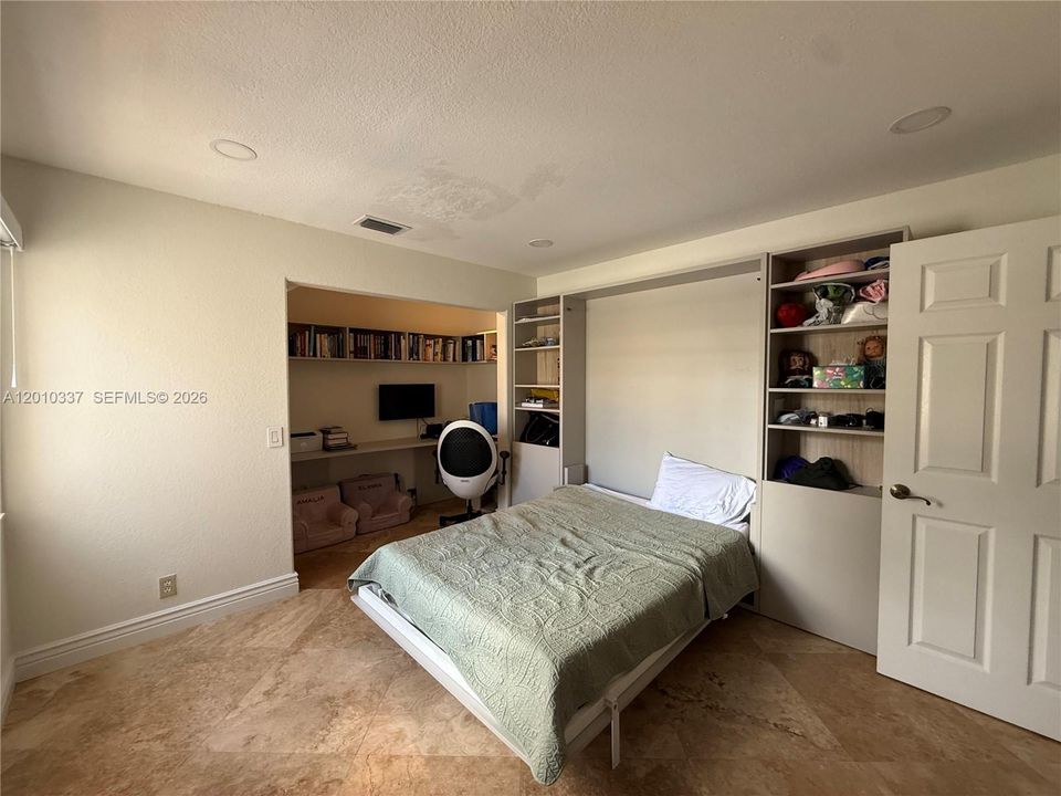 Activo con contrato: $4,550 (3 camas, 2 baños, 1894 Pies cuadrados)