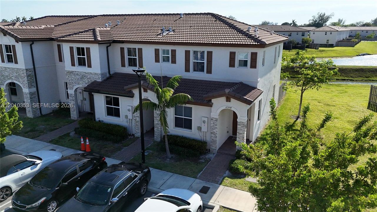 For Sale: $479,000 (3 beds, 3 baths, 1328 Square Feet)