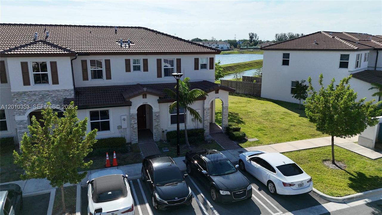 На продажу: $469,900 (3 спален, 3 ванн, 1328 Квадратных фут)