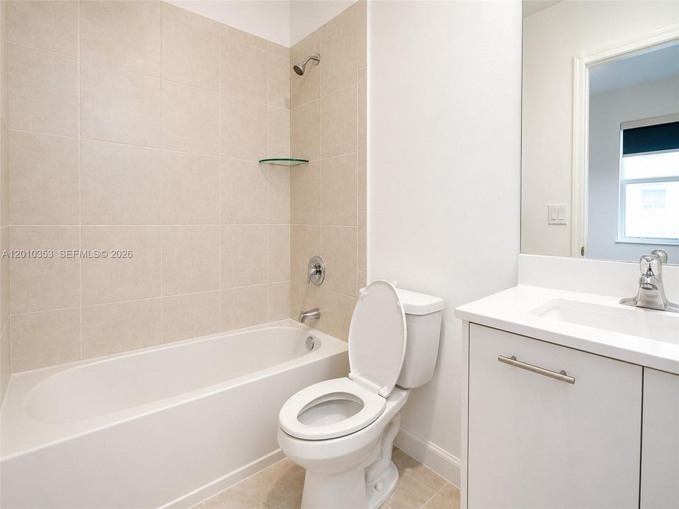 На продажу: $469,900 (3 спален, 3 ванн, 1328 Квадратных фут)