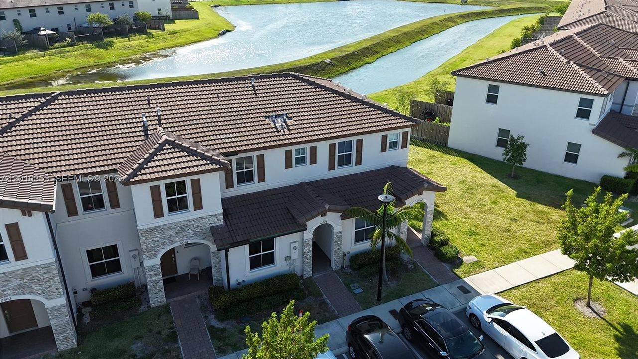 На продажу: $469,900 (3 спален, 3 ванн, 1328 Квадратных фут)