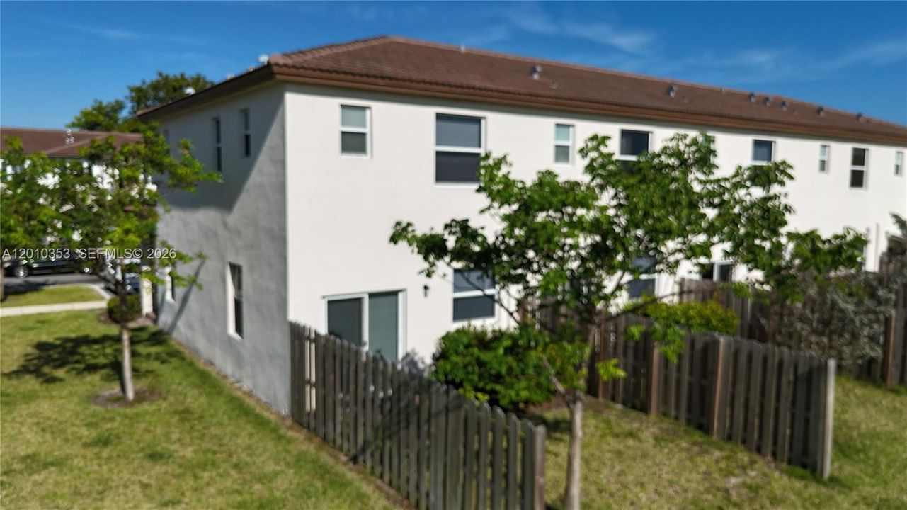 На продажу: $469,900 (3 спален, 3 ванн, 1328 Квадратных фут)