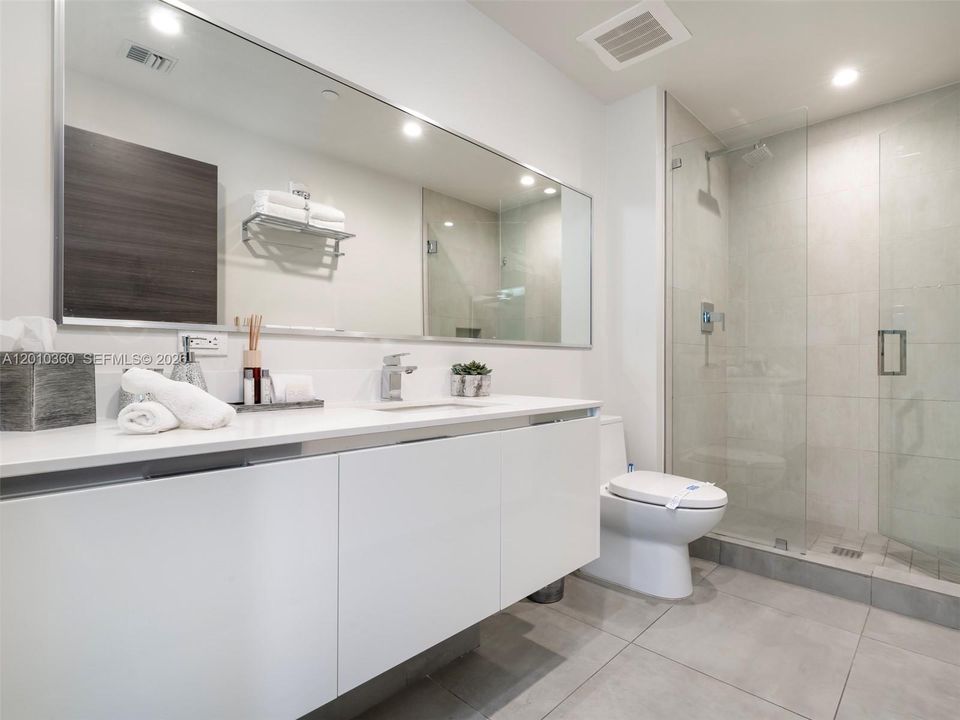 Active With Contract: $415,000 (1 beds, 1 baths, 699 Square Feet)