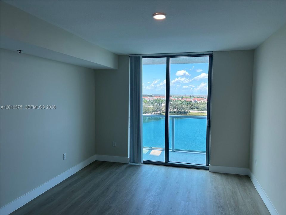 For Sale: $279,900 (2 beds, 2 baths, 954 Square Feet)