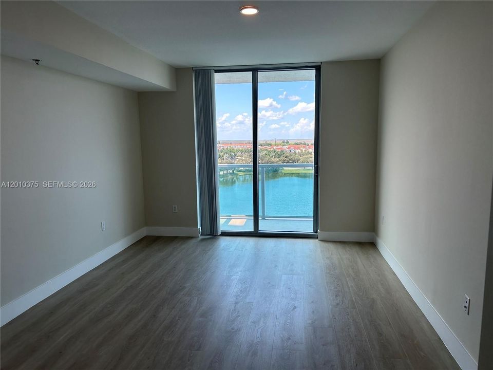 For Sale: $279,900 (2 beds, 2 baths, 954 Square Feet)