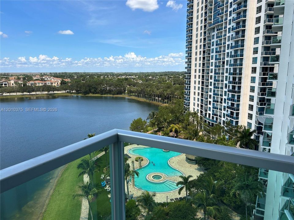 For Sale: $279,900 (2 beds, 2 baths, 954 Square Feet)