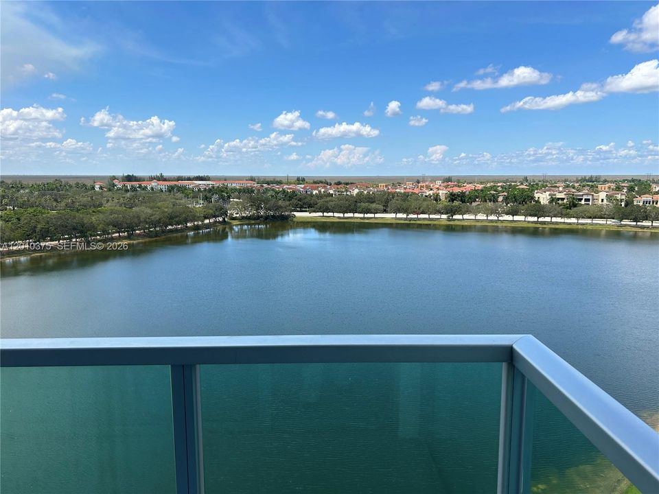 For Sale: $279,900 (2 beds, 2 baths, 954 Square Feet)