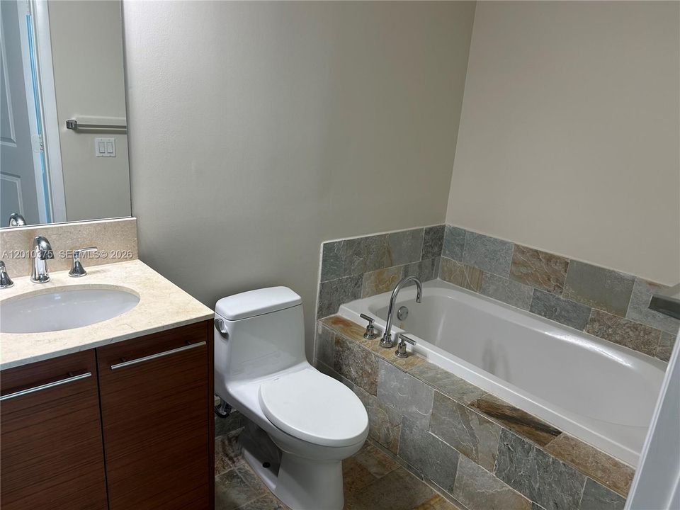 For Sale: $279,900 (2 beds, 2 baths, 954 Square Feet)